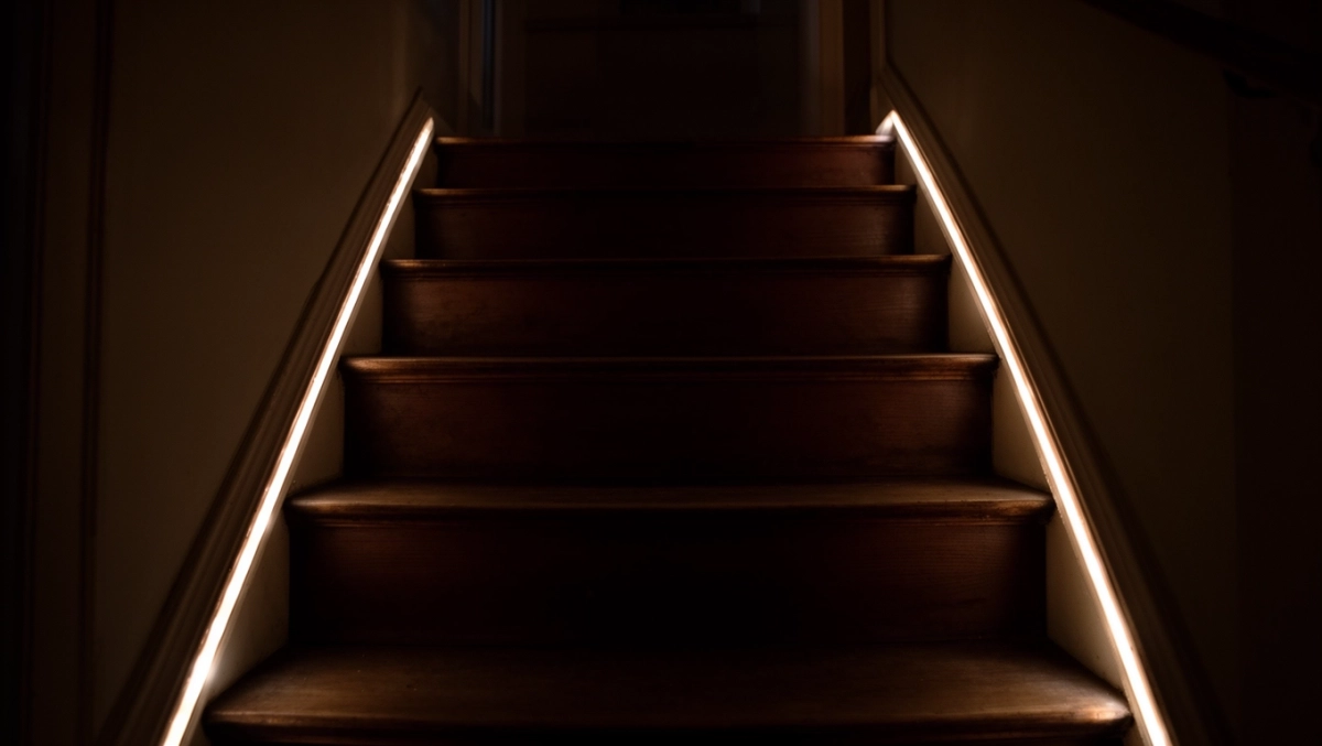 Oświetlenie schodów bez kabli