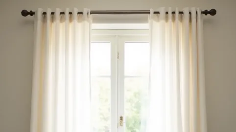 Jak powiesić firanki i zasłony na pojedynczym karniszu