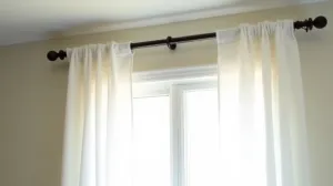 Jak wieszać zasłony na karniszu