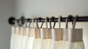 Jak założyć żabki na karnisz