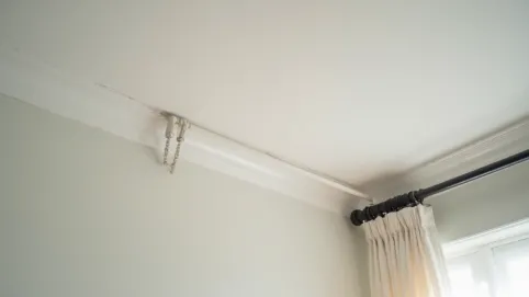Jak zamontować karnisz sufitowy z maskownicą