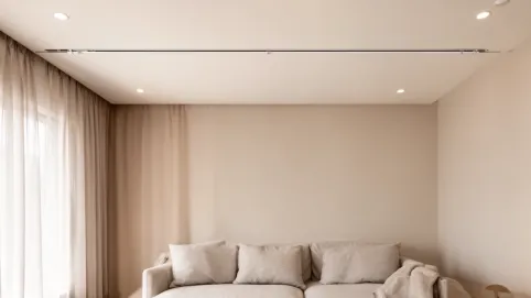 karnisz schowany w suficie podwieszanym