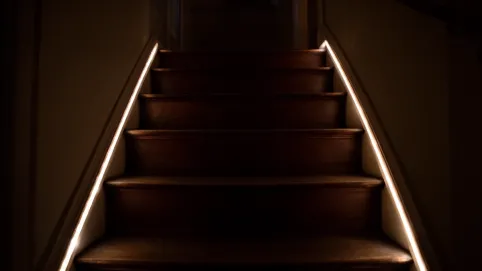 Oświetlenie schodów bez kabli
